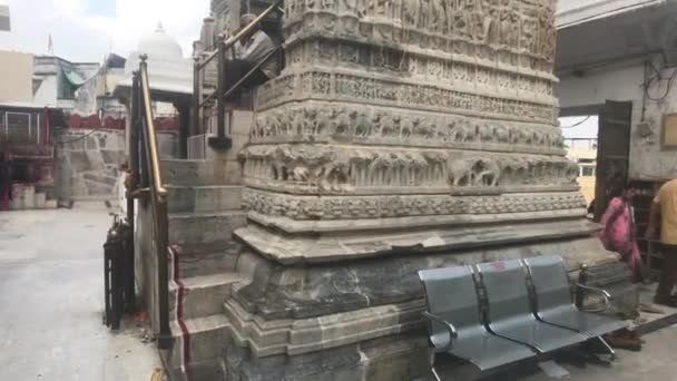 印度乌代普尔- 2019年11月13日：贾格迪什寺游客在一座美丽的寺庙第四部分的背景下 — 图库视频影像