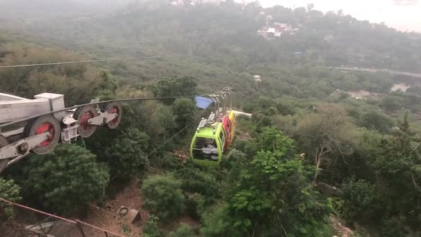 Udaipur, indien - waggons fahren die seilbahn hinunter — Stockvideo