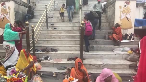 Udaipur, India - November 13, 2019: Jagdish Temple tourists take part in the service part 13 — 비디오