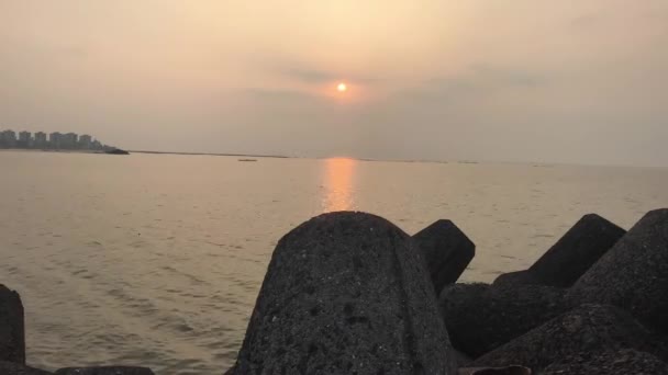 Mumbai, India - 10 novembre 2019: I turisti di Marine Drive camminano lungo il lasso di tempo dell'argine — Video Stock