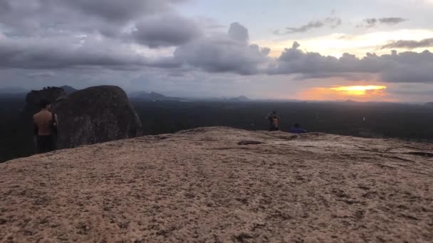 Sigiriya, Srí Lanka, 25. listopadu 2019, turisté na horách čekají na západ slunce — Stock video