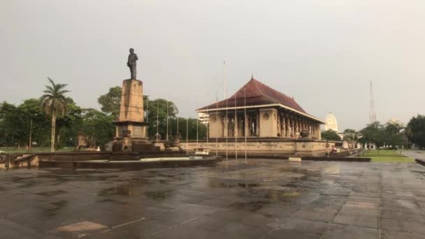 Colombo, Sri Lanka, 20 listopada 2019, Plac Niepodległości, Colombo 07, Sala Pamięci Niepodległości, bezpośredni widok na pomnik — Wideo stockowe