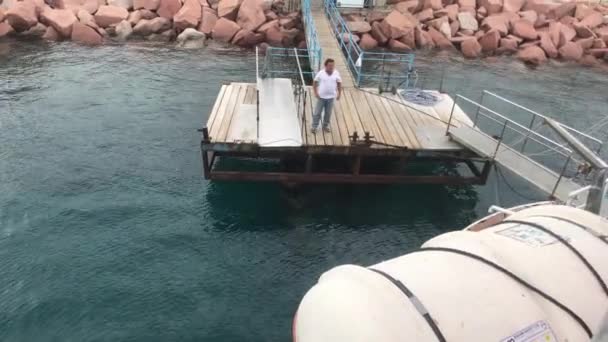 Eilat, İsrail - 24 Ekim 2019: Turistler yürüyüşe çıktıktan sonra gemiyi karşılıyorlar — Stok video