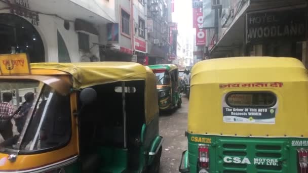 Nueva Delhi, India, 11 de noviembre de 2019, turistas y vehículos de motor en la calle de la ciudad — Vídeo de stock