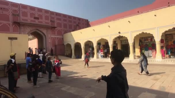 Jaipur, indien - 04. November 2019: Stadtpalast-Touristen kommen an Einkaufsreihen vorbei — Stockvideo