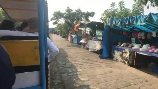 Mumbai, Indie - 10. listopadu 2019: Sloní jeskyně turisté jezdí vlakem podél nákupních stolů — Stock video