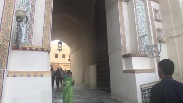 Udaipur, India - 13 novembre 2019: I turisti del City Palace passeggiano per i giardini del vecchio palazzo parte 2 — Video Stock