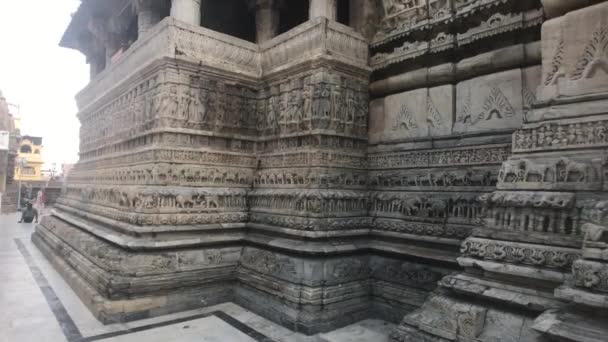 Udaipur, indien - schöne Steinmuster an den Wänden eines antiken Tempels Teil 7 — Stockvideo