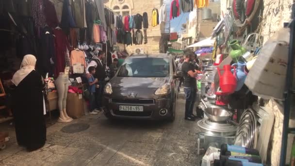 Bethlehem, Palestine - October 20, 2019: tourists walk the streets of the city par 7 — Stockvideo