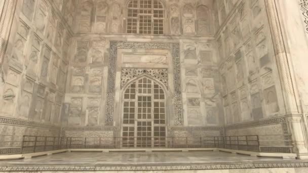Agra, India, 10 de noviembre de 2019, Taj Mahal, arco alto y muro del templo — Vídeos de Stock
