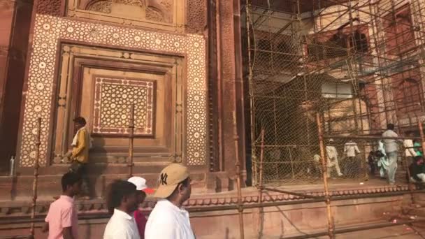 Fatehpur Sikri, India - November 15, 2019: Abandoned city tourists inspect the remains of antiquity part 10 — Stock Video