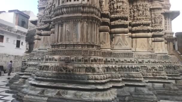 Udaipur, Ινδία - όμορφα σχέδια της πέτρας στους τοίχους ενός αρχαίου ναού μέρος 8 — Αρχείο Βίντεο