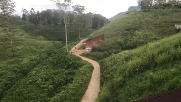 Ella, Sri Lanka, un camino rural en un barranco — Vídeo de stock
