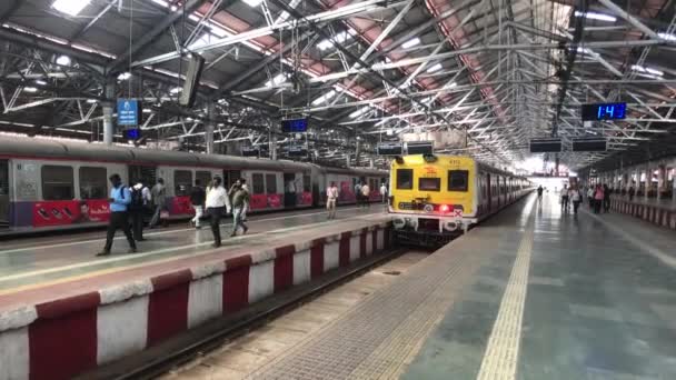 Mumbai, India - 10 novembre 2019: i turisti di Chhatrapati Shivaji Terminus scendono dal treno — Video Stock