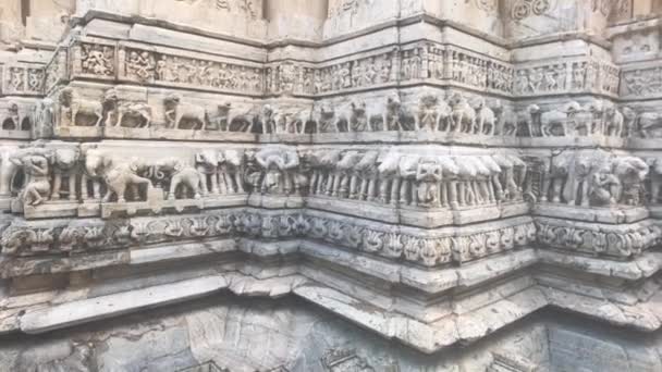 Udaipur, India - hermosos patrones de piedra en las paredes de un antiguo templo parte 6 — Vídeos de Stock