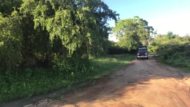 Yala, Sri Lanka, 30 de noviembre de 2019, el movimiento de turistas en un jeep en una carretera forestal — Vídeos de Stock