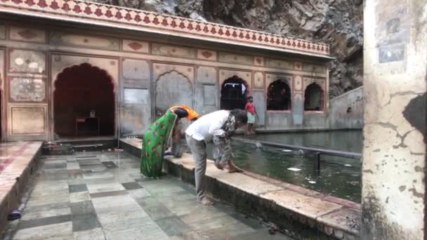 Jaipur, India, 04 de noviembre de 2019 Galta Ji, turistas realizan un rito de ablución en el lago — Vídeos de Stock