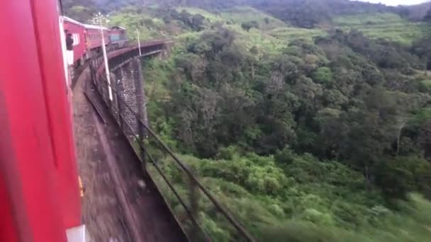 Ella, Sri Lanka, passeios de trem vermelho na ponte — Vídeo de Stock