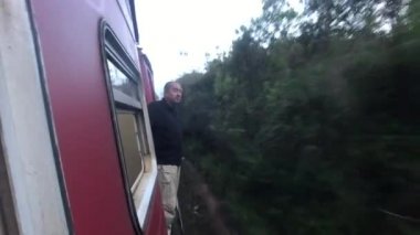 Ella, Sri Lanka, 22 Kasım 2019, bir turist trenden dışarı bakıyor.