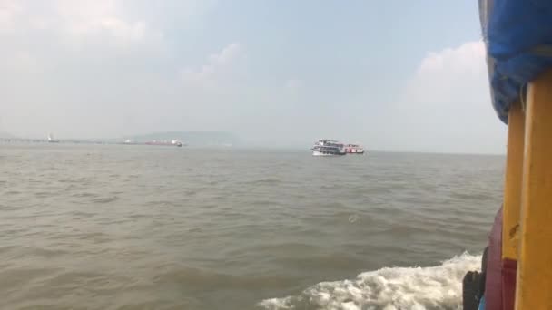 Bombaj, Indie - stříkance z běžící lodi část 3 — Stock video