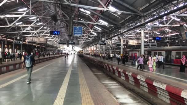 Мумбаи, Индия - 10 ноября 2019: Chhatrapati Shivaji Terminus Туристы встретить поезд — стоковое видео