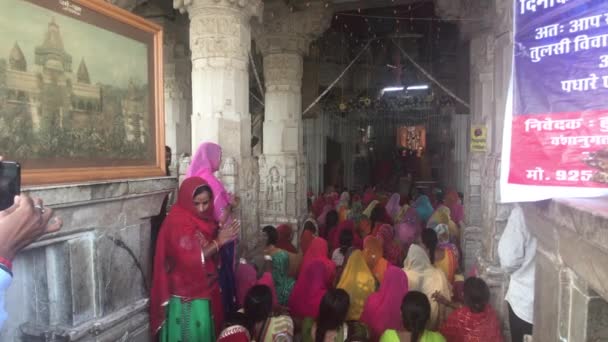 Udaipur, Indien - 13 november 2019: Jagdish Temple turister deltar i tjänsten del 12 — Stockvideo