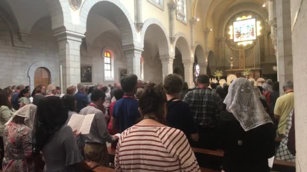 Bethlehem, Palestine - October 20, 2019: Basilica of the Nativity tourists listen to church service part 4 — 图库视频影像