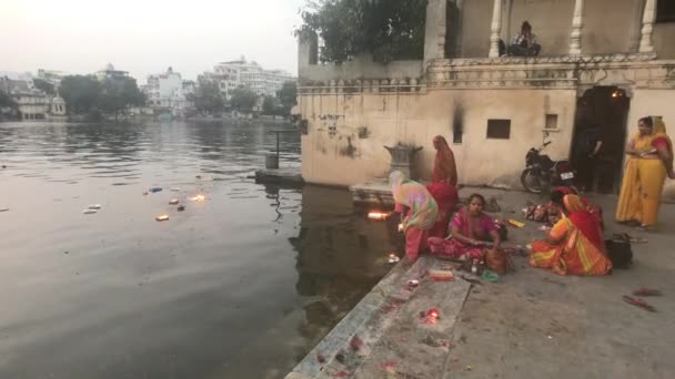 Udaipur, India - November 12, 2019: tourists sit on the promenade part 2 — 비디오
