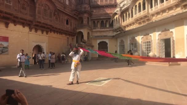 Jodhpur, indien - 06. November 2019: mehrangarh fort tourist winds turban on his head part 2 — Stockvideo