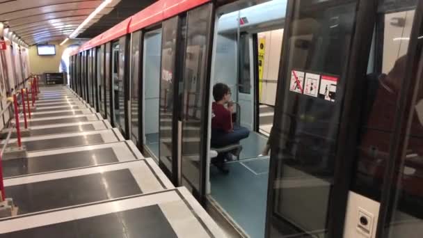 Barcelona, España. 20 de junio de 2019: Un tren subterráneo en una estación de tren — Vídeo de stock