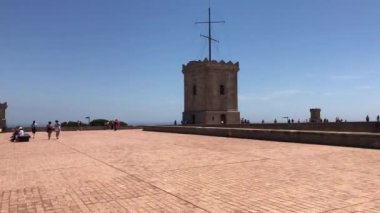 Barselona, İspanya. 20 Haziran 2019: Tuğla bir bina üzerinde yürüyen bir grup insan