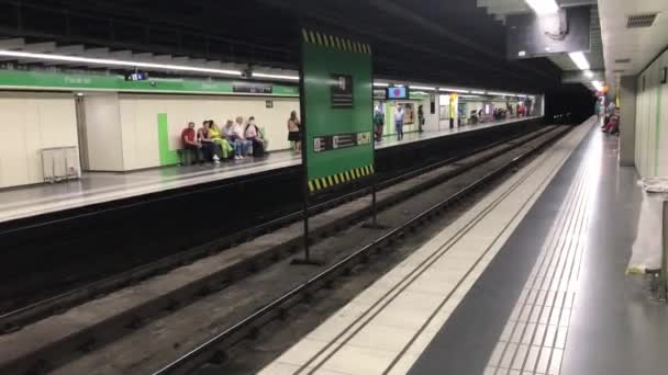 Barcelona, Hiszpania. 20 czerwca 2019: Grupa osób na dworcu kolejowym — Wideo stockowe