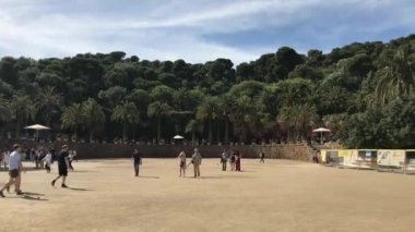 Barselona, İspanya. 20 Haziran 2019: Bir grup insan sahilde yürüyor