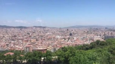Barselona, İspanya. Arkasında dağ olan bir şehir manzarası