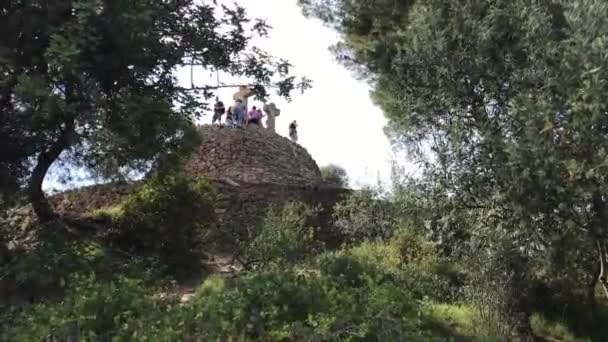 Barcelona, Spanien. 20. Juni 2019: Eine Gruppe von Menschen steht neben einem Baum — Stockvideo