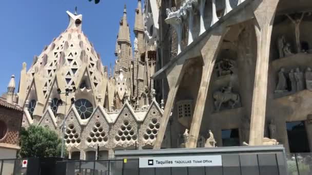 Barcelona, Spania. 20. juni 2019: En gruppe mennesker foran en bygning – stockvideo
