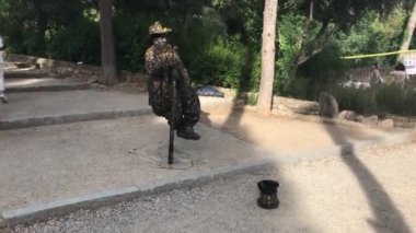 Barselona, İspanya. 20 Haziran 2019: Toprak yolda yürüyen biri