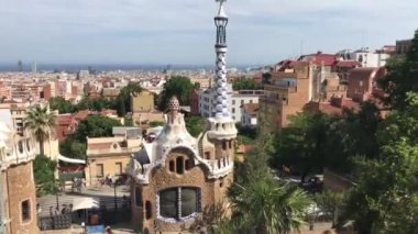 Barselona, İspanya. Park Guell 'de yüksek bir bina.