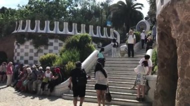 Barselona, İspanya. 20 Haziran 2019: Bir grup insan bir binanın önünde duruyor