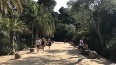 Barselona, İspanya. 20 Haziran 2019: Bir grup insan bir palmiye ağacının yanında sokakta yürüyor