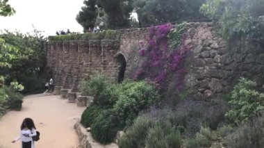 Barselona, İspanya. 20 Haziran 2019: Taş bir binanın önünde duran bir kişi
