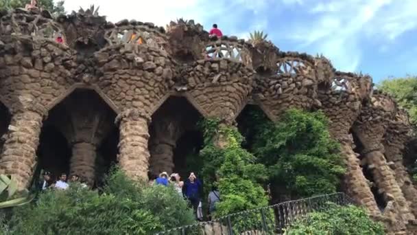Barcelona, Spanien. 20. Juni 2019: Eine Gruppe von Menschen steht vor einem großen Felsen — Stockvideo