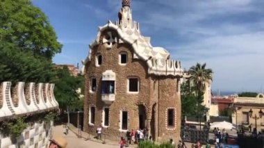 Barselona, İspanya. 20 Haziran 2019: Bir binanın önünde saat kulesi olan bir kale