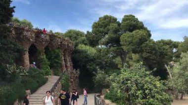 Barselona, İspanya. 20 Haziran 2019: Bahçedeki bir grup insan