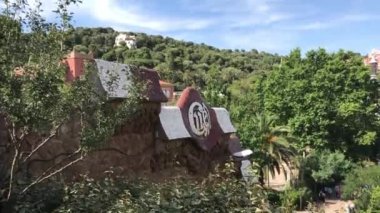 Barselona, İspanya. Ağacın önündeki bir işaret.