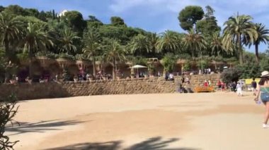 Barselona, İspanya, 20 Haziran 2019, Palmiye ağaçlarıyla dolu bir plajda bir grup insan