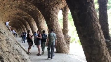 Barselona, İspanya, 20 Haziran 2019, Bir kaya üzerinde bir grup insan