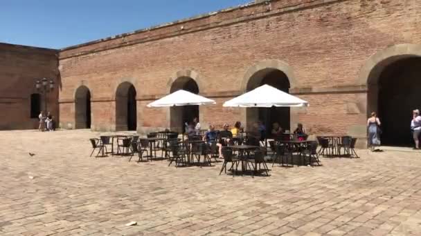 Barcellona, Spagna, 20 giugno 2019, Un gruppo di persone davanti a un edificio in mattoni — Video Stock