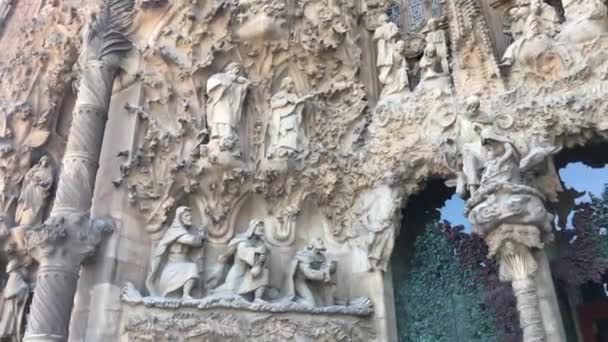 Barcelona, Espanha, Um grande edifício de pedra — Vídeo de Stock