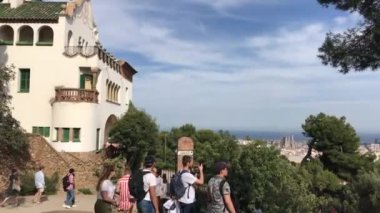 Barselona, İspanya, 20 Haziran 2019, bir grup insan bir evin önünde yürüyorlar.